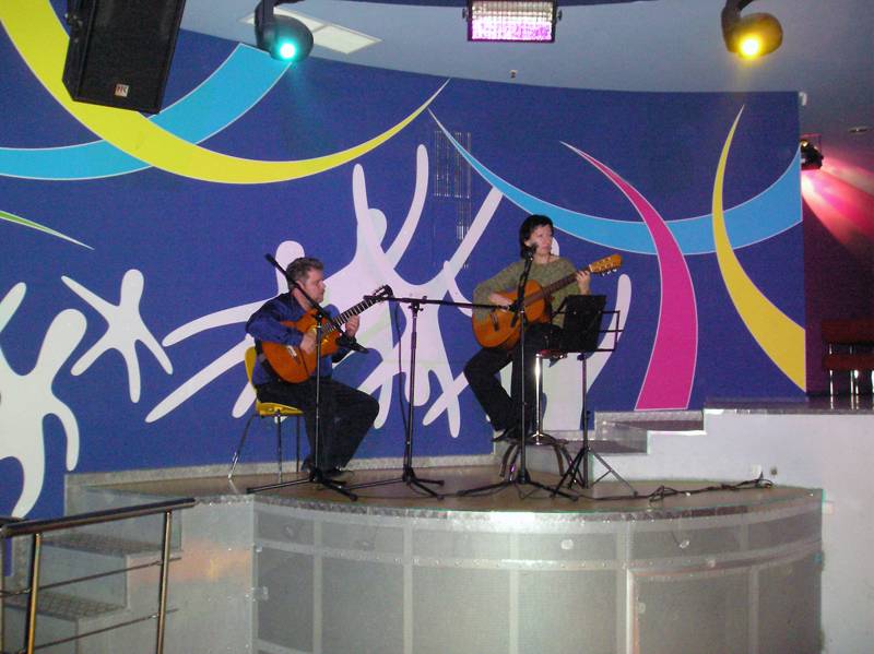 Выступление в клубе Тау Кита в 2007.jpg